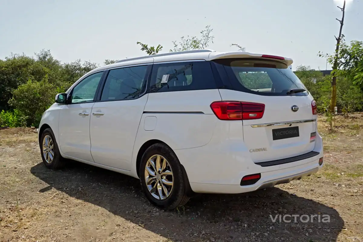 Hire Kia Carnival on Rent